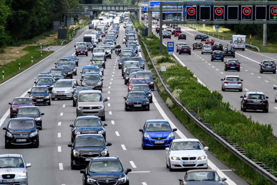 Schon wieder hat es auf der A14 bei Halle in Richtung Magdeburg gekracht. (Symbolbild)