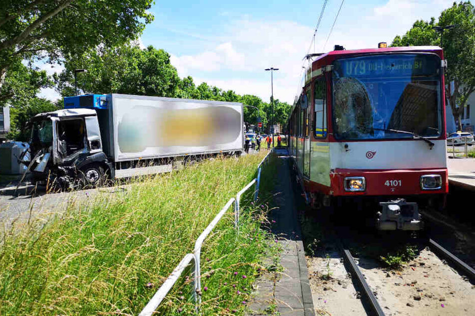 Ein Lkw steht nach einem Unfall mit einer Straßenbahn auf der Straße.