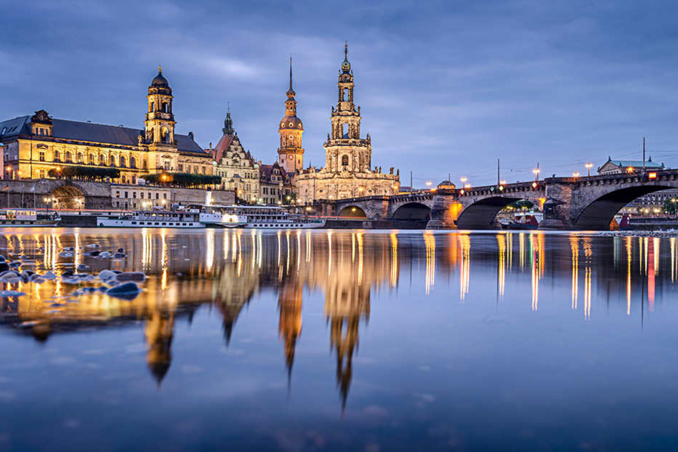 So romantisch ist Dresden: Abendstimmung an der Elbe mit Blick auf Hofkirche, Schloss und Brühlsche Terrasse.