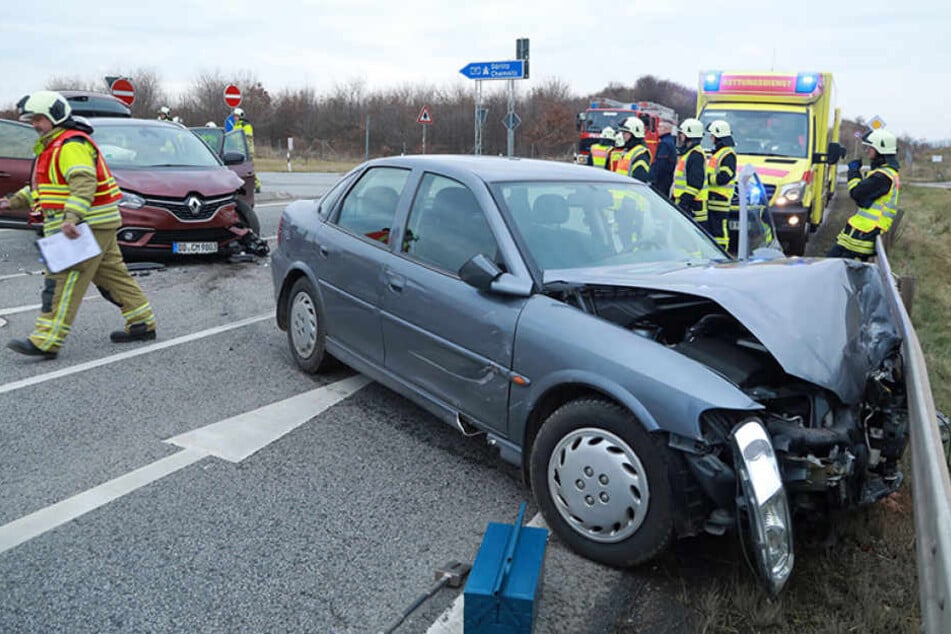 Fataler Crash: Drei Erwachsene und ein Kind wurden bei diesem Unfall verletzt.
