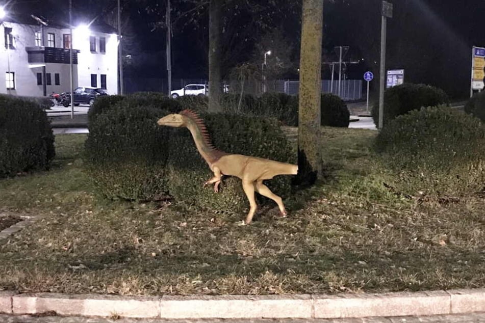 Das am Schwanz beschädigte Modell eines Dinosauriers "Coelophysis" steht an einem Kreisverkehr im Landkreis Kelheim.