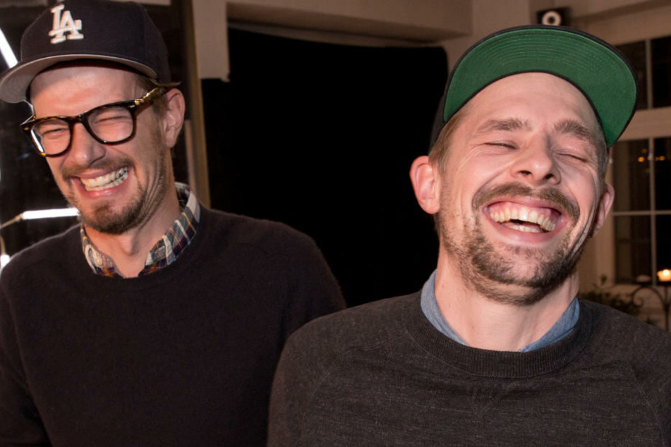 Die Moderatoren Joko Winterscheidt (l) und Klaas Heufer-Umlauf lachen bei ihrer TV-Show "Mein bester Feind". (Archivbild)