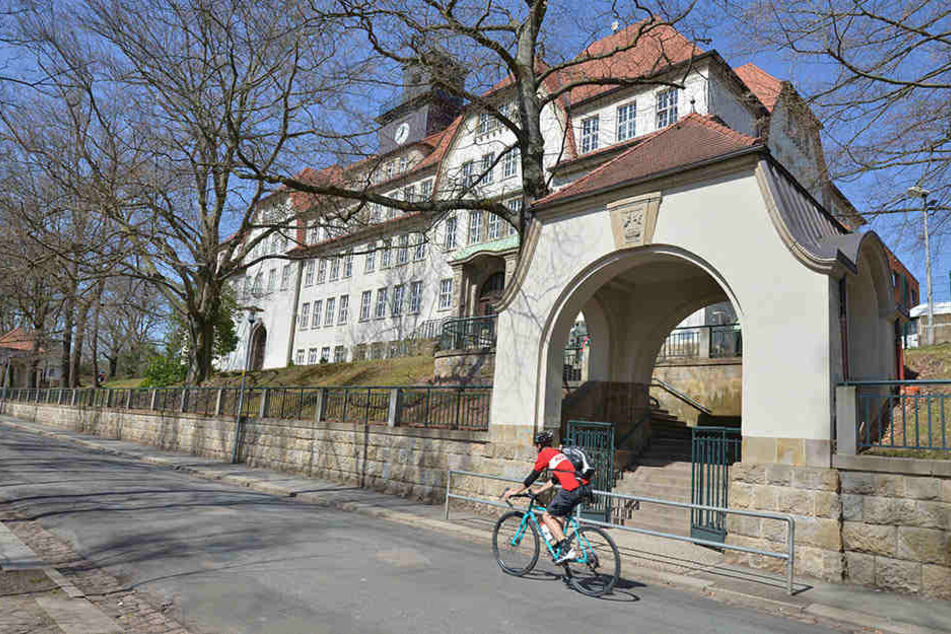 Eine Dusche der Oberschule Schönau ist gesperrt. Die Sanierung soll im Sommer beginnen.