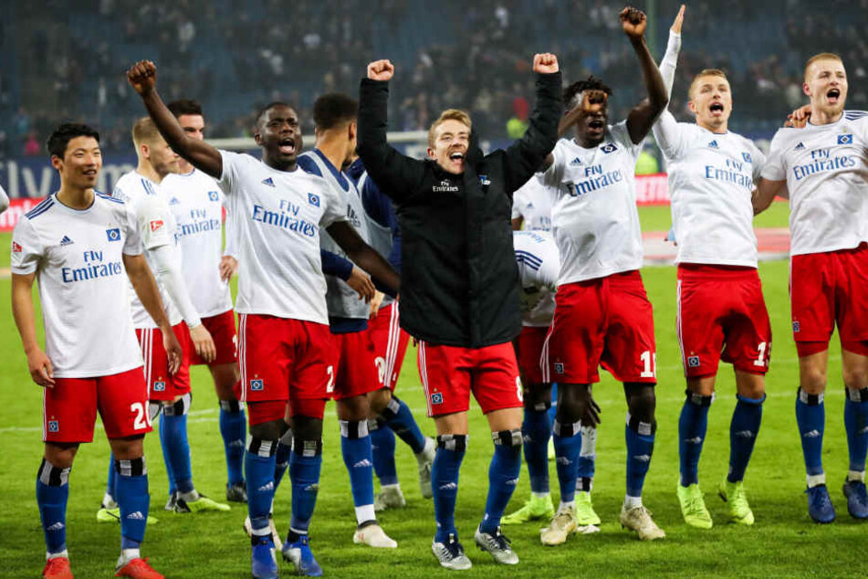 Die Mannschaft konnte sich oft, wie hier nach dem Sieg über Köln, von den Fans feiern lassen.