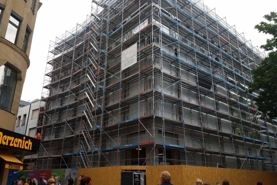 An der Hohen Straße 52 in Köln wird noch gebaut. Bald mietet sich hier Uniqlo ein.