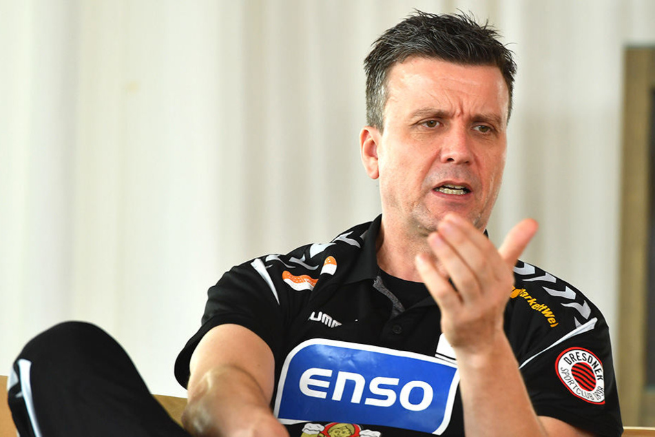 Alex Waibl analysierte im Gespräch mit TAG24 die vergangene Saison, die mit dem Pokalsieg ihren Höhepunkt hatte. Der DSC-Chefcoach sagte auch, wo der Schuh drückt, zeigte sich kritisch und machte eine Kampfansage.