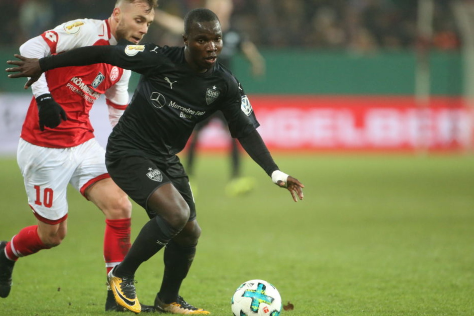 Der Stuttgarter Chadrac Akolo (r). und der Mainzer Alexandru Maxim kämpfen um den Ball.