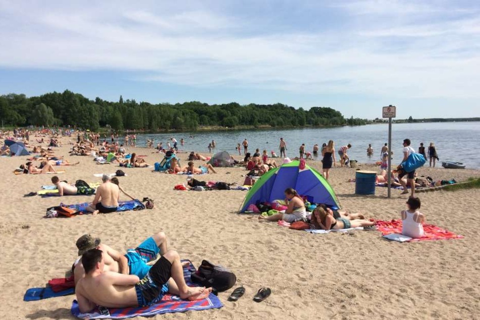 Mehrere Badegäste wurden am Strand des Cospudener Sees am Donnerstagnachmittag von einem Dieb beklaut. (Archivbild)