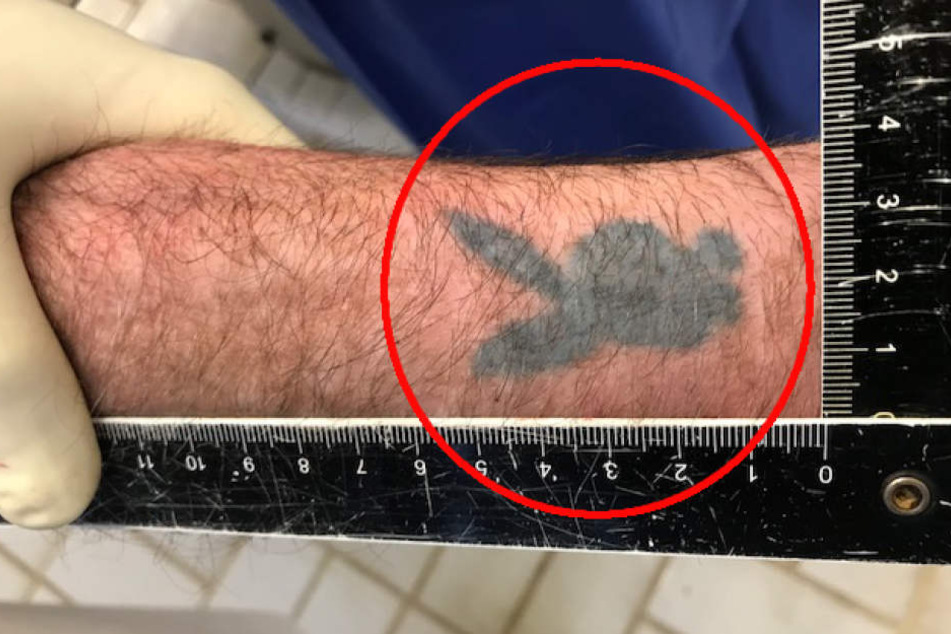 Wem ist dieses "Playboy-Bunny"-Tattoo bekannt?