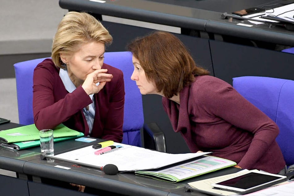 Ursula von der Leyen (CDU, li), Bundesverteidigungsministerin, und Katarina Barley (SPD), Bundesjustizministerin, bei der 83. Sitzung des Bundestags im Februar in Berlin.