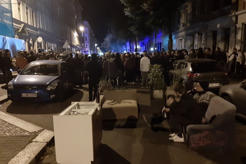 Mit Möbeln und Autos wurde die Straße blockiert.