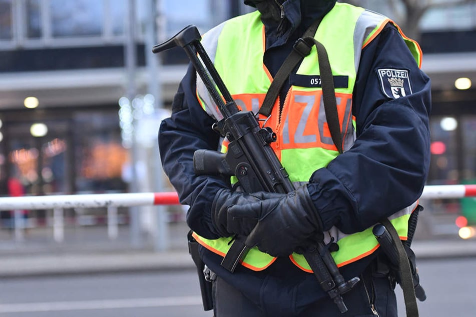 Die Berliner Polizei wird auch mit neuen Waffen und Schutzwesten ausgerüstet.