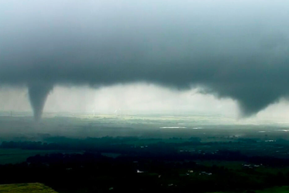 Dieses Videostandbild zeigt zwei Trichterwolken. Ein intensives Sturmsystem breitet sich über Oklahoma aus. Die Wetterbehörde hat für das Gebiet die höchste Gefahrenstufe ausgerufen.