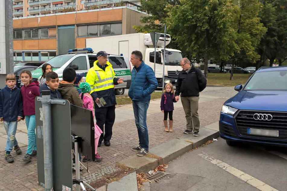 Uwe Neuhaus (57) war vorbildlich unterwegs und erhielt von den Schülern die grüne Karte.