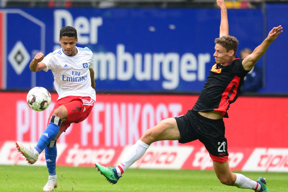 Douglas Santos (rechts) im Hinspiel gegen Regensburg