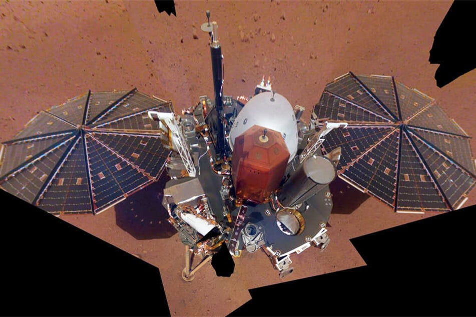 Unglaublicher Meilenstein! Die Mars-Sonde "InSight" hat ein erstes Selfie auf dem Mars geschossen.