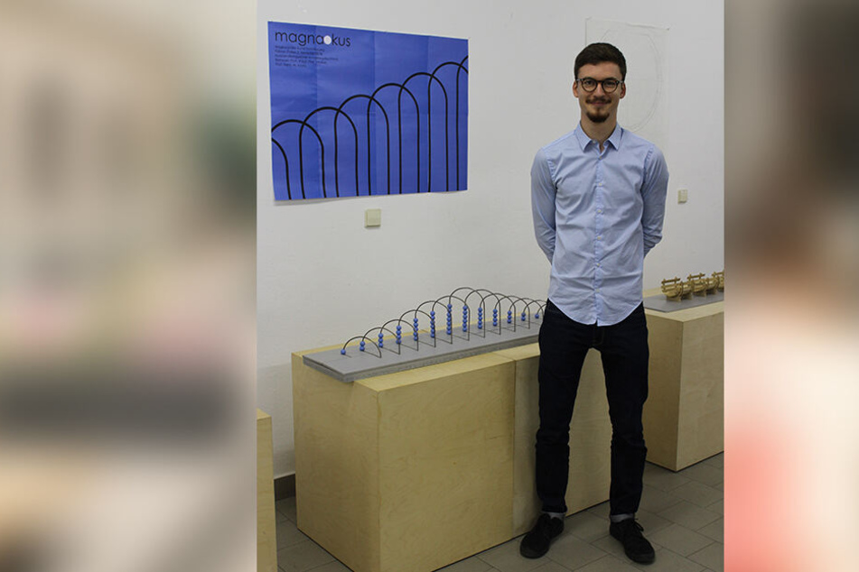 Fabian Pollex (22) entwarf einen Riesen-Rechenschieber zum Spielen.