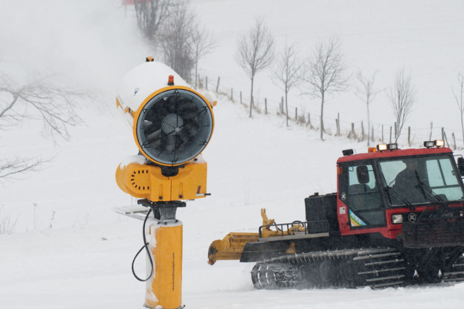 Ohne Schneekanonen, wie hier im Januar 2013 in Willingen, ist Ski-Fahren in Hessen nicht mehr möglich.
