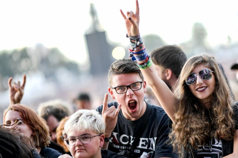 Heavy-Metal Fans feiern beim Wacken Open Air.