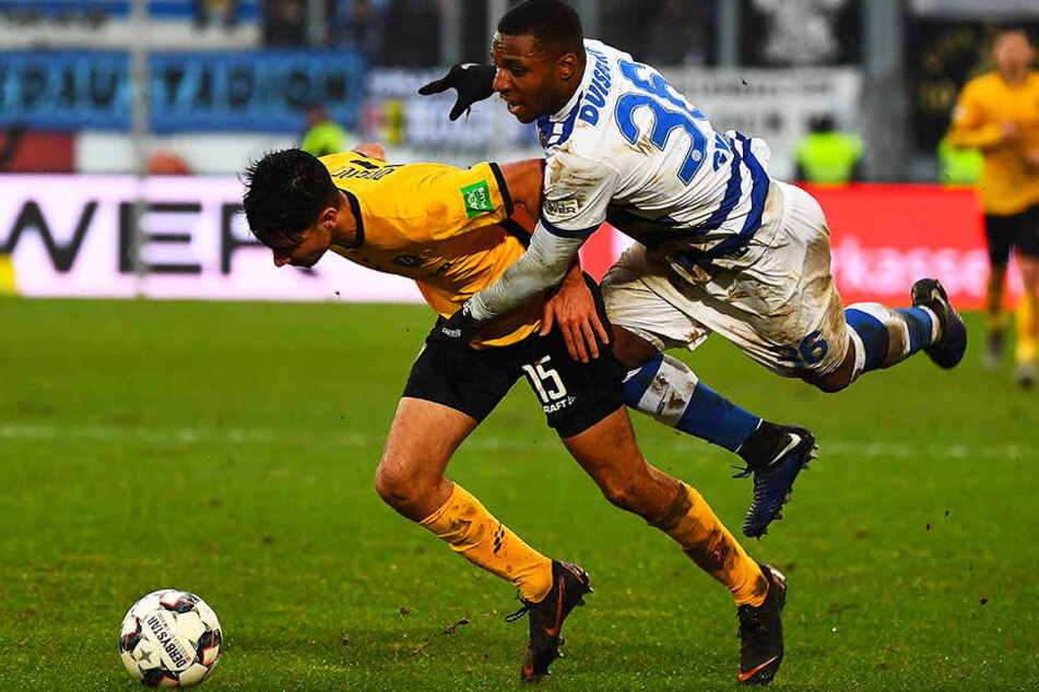 In mehr als 20 Minuten Einsatzzeit hatte Dynamos Youngster Osman Atilgan (l.) bei seinem Zweitliga-Debüt gegen Duisburgs Joseph-Claude Gyau ordentlich zu tun.