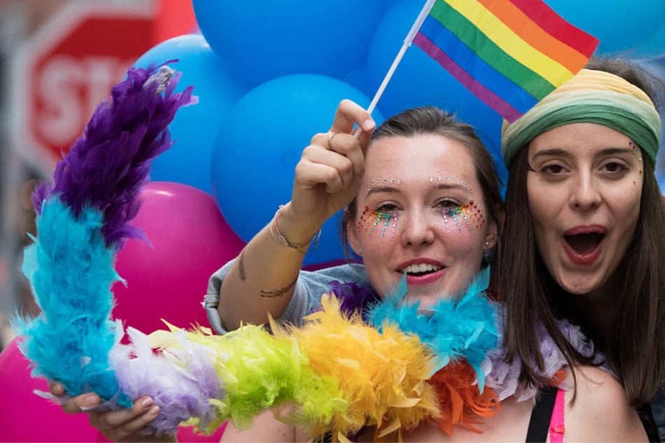 Die Regenbogenfahne ist das Symbol der LSBTIQ-Bewegung (Archivbild vom Christopher Street Day 2017 in Frankfurt).