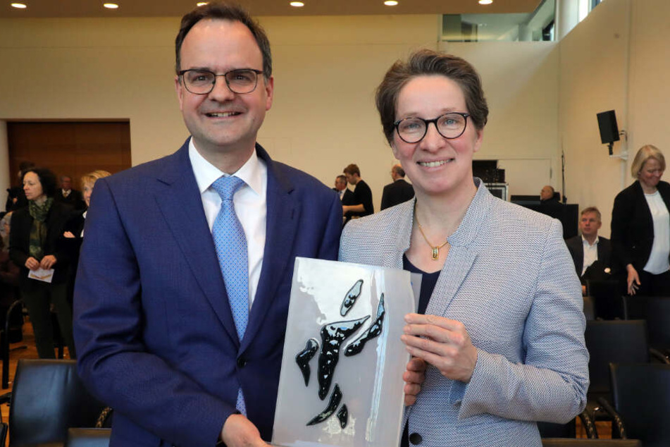 Friederike und Clemens Ladenburger halten den Bürgerpreis der deutschen Zeitungen in den Händen.