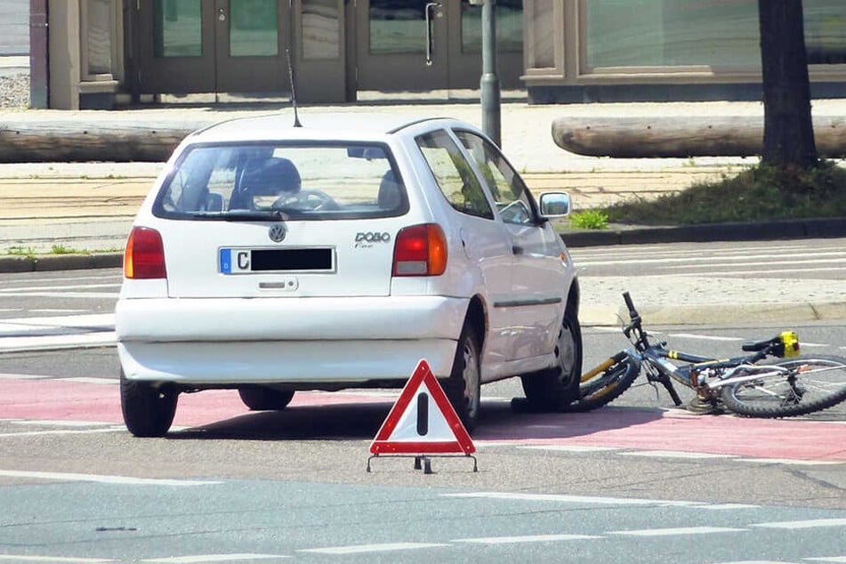 Eine Autofahrerin (87) missachtete eine Radlerin (17) beim Rechtsabbiegen von der Bahnhof- in die Brückenstraße. Zum Glück wurde die junge Frau nur leicht verletzt.