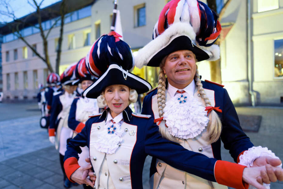 Udo Laurien (r) ist Tanzmariechen der Damengarde Coeln.