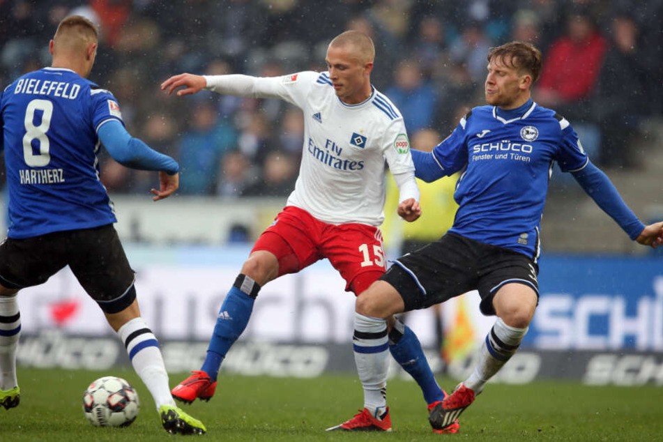 Fiete Arp (Mitte) bekam gegen Arminia Bielefeld wieder ein Chance.