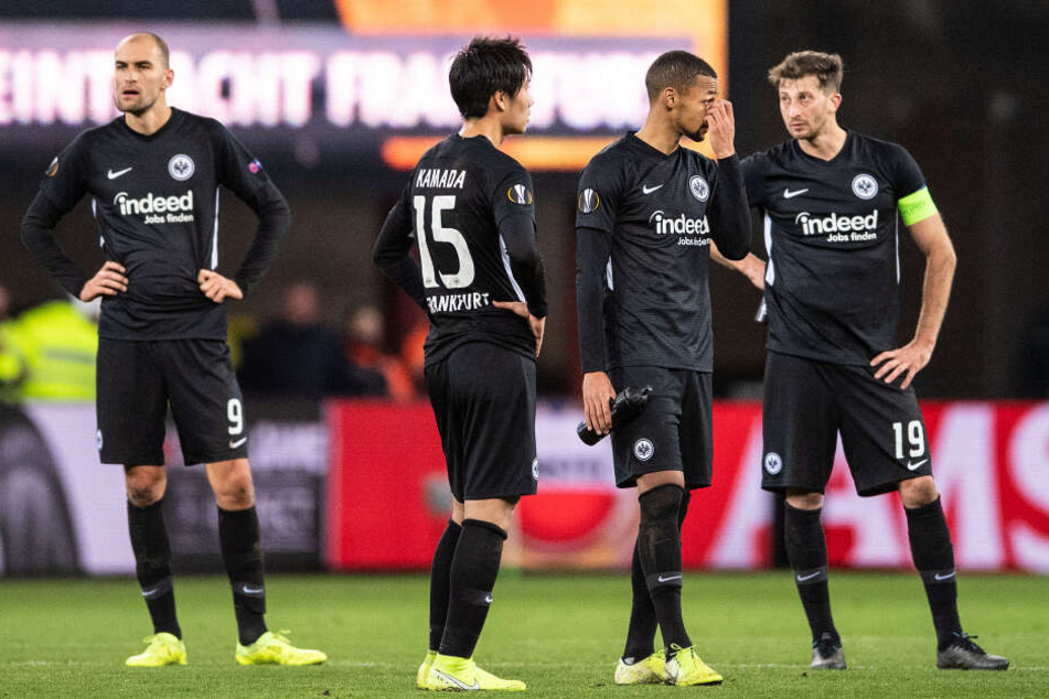 Nach der Last-Minute-Niederlage bei Standard Lüttich gab es bei den Eintracht-Spielern hängende Köpfe.