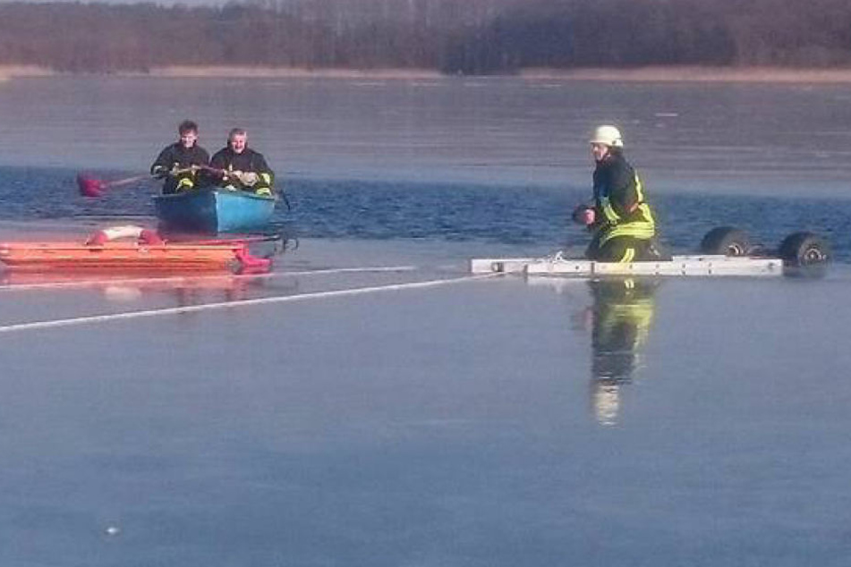 Das versunkene Quad ist deutlich zu erkennen: Die Räder schauen aus dem eisigen Wasser.