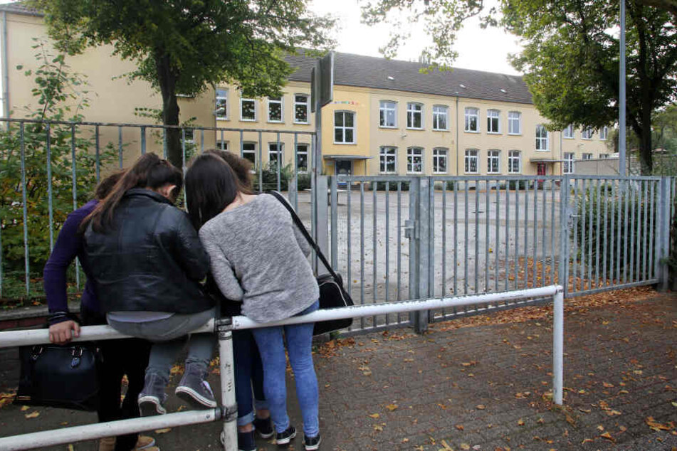 Ein Mann entblößte sich auf einem Schulhof vor zwei Mädchen. (Symbolbild)