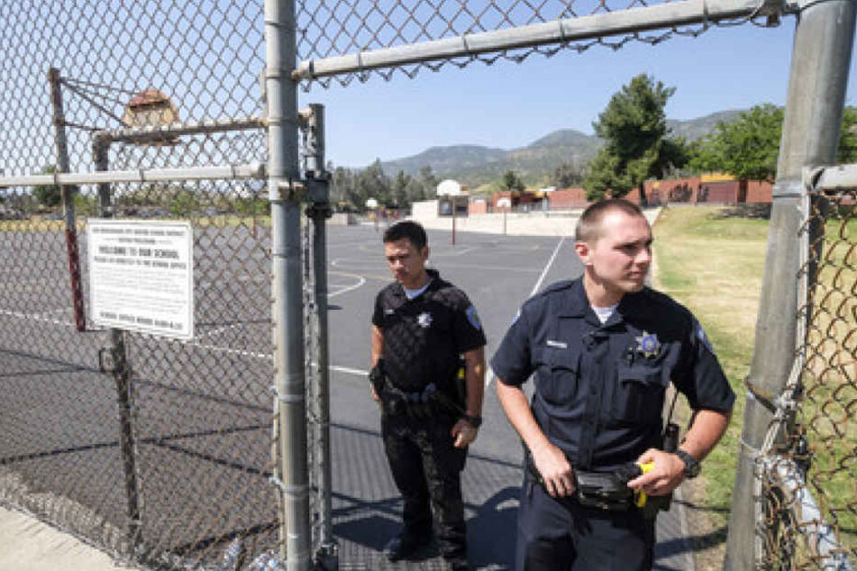 Polizisten stehen in San Bernadino, Kalifornien, USA, außerhalb der "North Park"-Schule und sichern das Gebiet.
