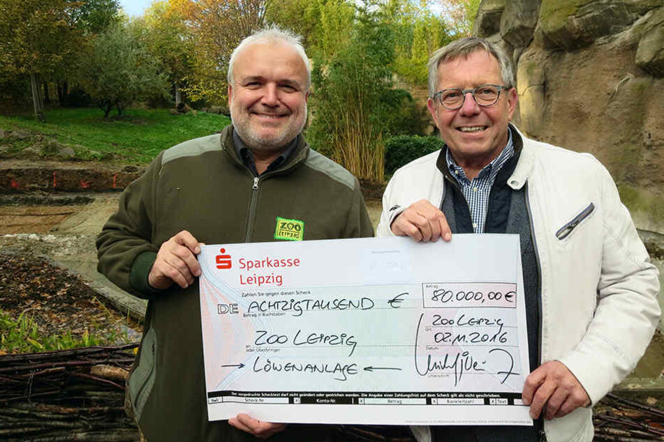 Umbau aus Spenden finanziert: Zoo-Direktor Jörg Junhold (l.) bekam vom
Fördervereins-Chef Michael Weichert einen Scheck über 80 000 Euro.