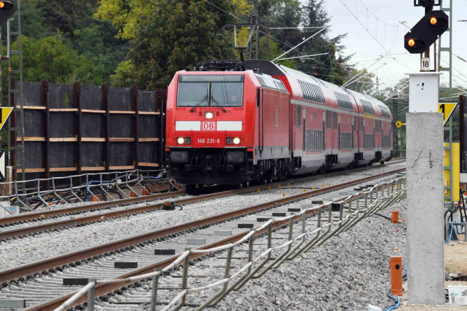 Der Mann wurde offenbar von einem Zug erfasst und schwer verletzt. (Symbolbild)