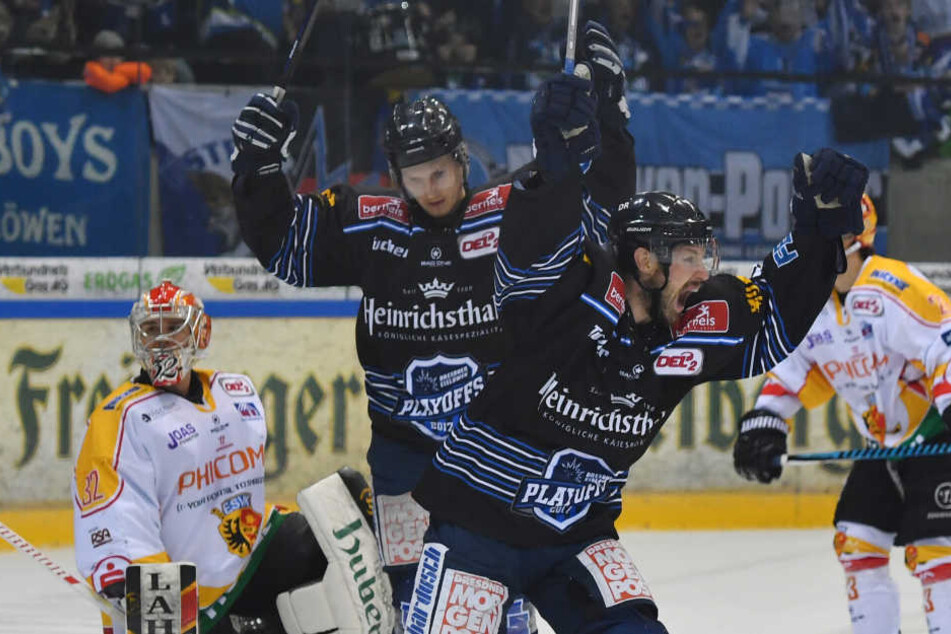 Ville Hämäläinen und Arturs Kruminsch jubeln über das Tor zum 1:0. Links: Goalie Stefan Vajs (Kaufbeuren).