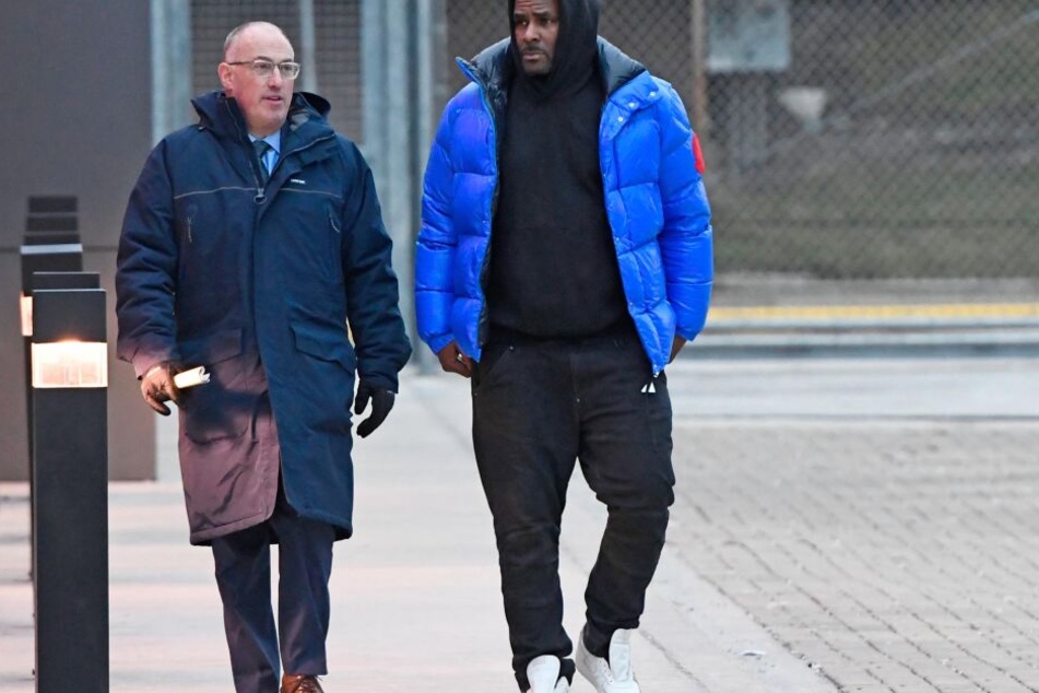 R. Kelly (r) verlässt mit seinem Verteidiger, Steve Greenberg, das Cook County Gefängnis in Chicago.