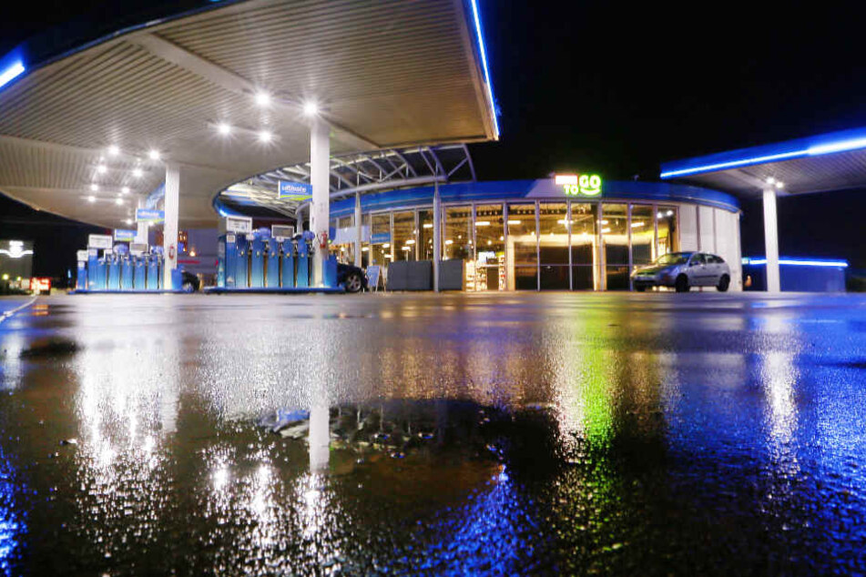 Die Männer hatten eine Tankstelle in Mannheim überfallen und flüchteten. (Symbolbild)