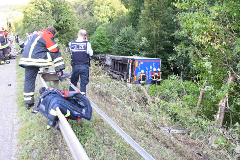 Polizei und Rettungskräfte gehen am Unfallort ihrer Arbeit nach.