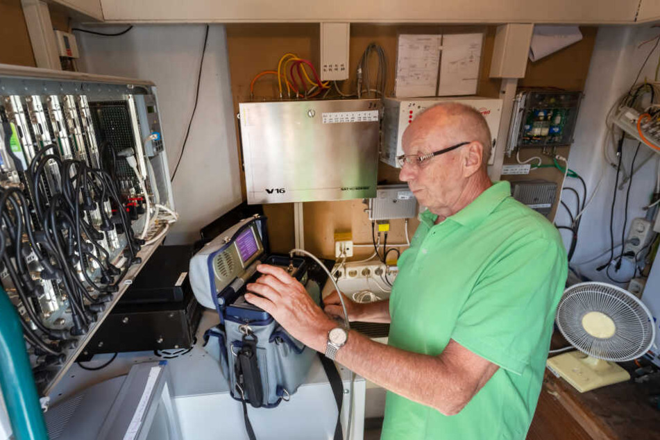 Gerd Anke (75) ist in Ebersdorf der Hüter der Antennenanlage - und des Internets.