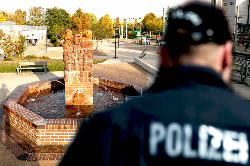 Die Polizei beziffert den Sachschaden der Attacke am Amalie-Dietrich-Platz auf 1200 Euro.