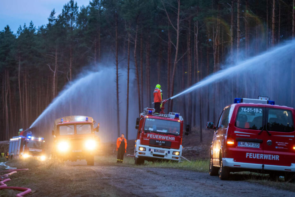Die Feuerwehr versucht dem Waldbrand Herr zu werden.