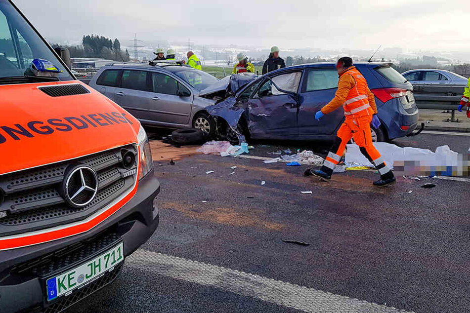 Die beiden Fahrzeuge sind mit voller Wucht frontal ineinander gekracht.