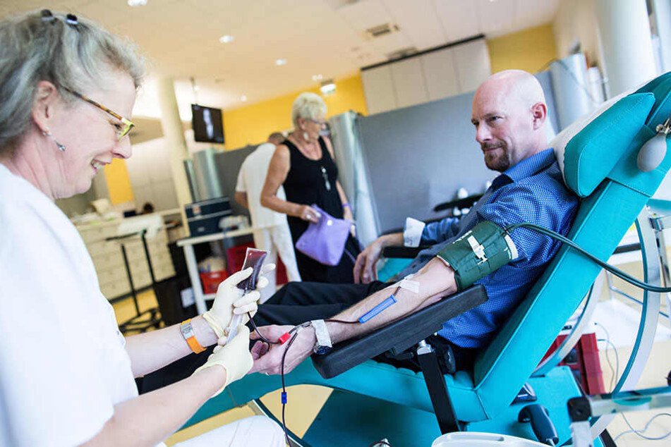 In Brandenburg eher seltener der Fall, aber es rettet Leben: Ein Mann spendet Blut. (Symbolbild)