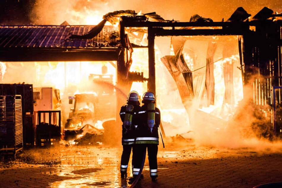 Der Brand in einer Lagerhalle musste von mehreren Hundert Feuerwehrleuten unter Kontrolle gebracht werden.