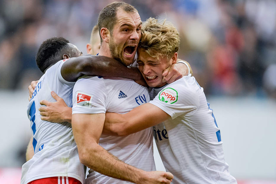 HSV-Stürmer Pierre-Michel Lasogga (M.) musste am Sonntag das Training abbrechen und ist für das Top-Spiel am Montag fraglich.