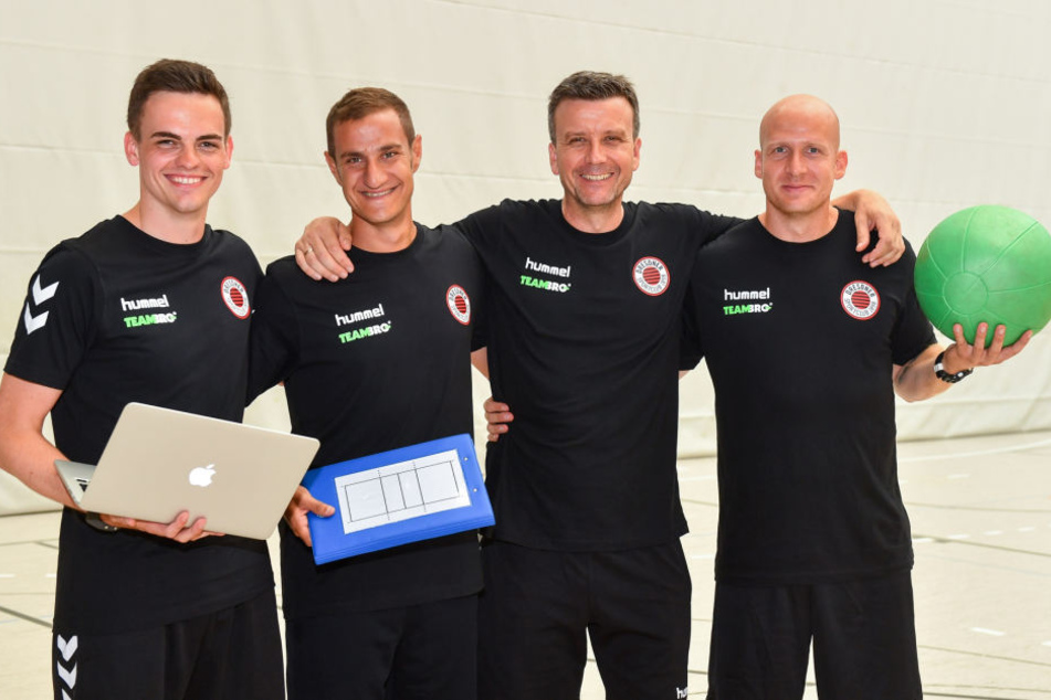 Das Team und Trainer Alexander Waibl (2.v.r.): Scott Till Müller, Co-Trainer Andrea Ebana und Athletik-Coach Goran Mladenic (v.l.).