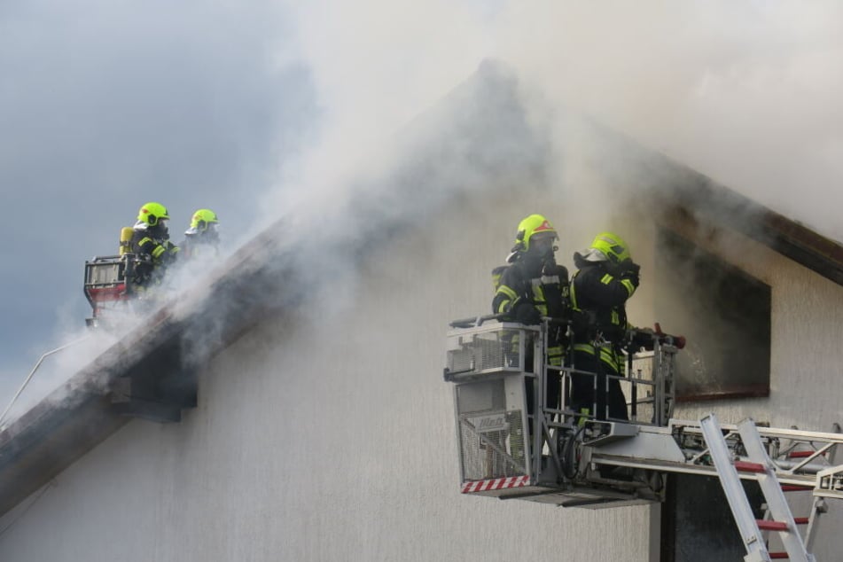 Das Feuer ist nach ersten Informationen im Dachgeschoss der Werkstatt ausgebrochen.