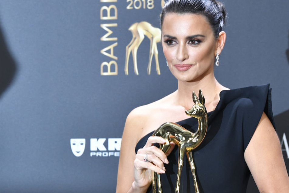 Gilt als eine der schönsten Frau der Welt: Kino-Star Penélope Cruz (44) mit ihrem Bambi als beste internationale Schauspielerin.