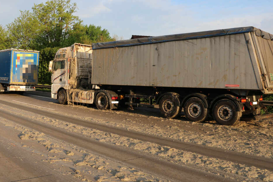 Die Schlachtabfälle verteilten sich über alle Fahrbahnen.